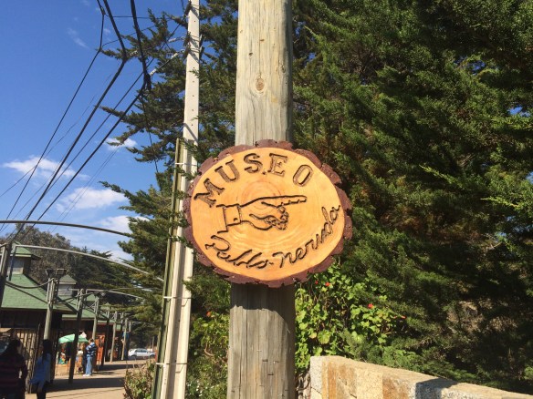 Sign pointing the way to Pablo Neruda's Isla Negra home